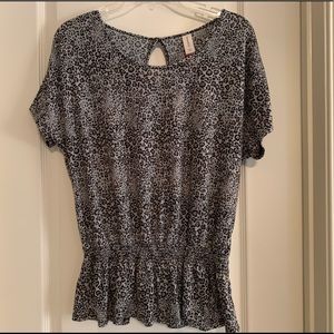 No Boundaries Cap Sleeve Gray Leopard Print Top